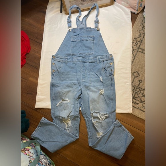 Celebrity Pink Denim - Celebrity Pink size XL light wash distressed overalls